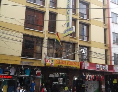 Hotel Comercio, el hotel es en la acera del frente en el carril de subida